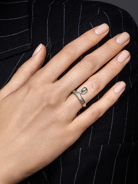 Кольцо из серебра со вставками из демантоидов