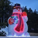 Уличная фигура "Снеговик с подарком"