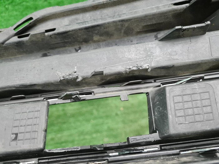 Решетка переднего бампера левая VW Touareg 3 18-23