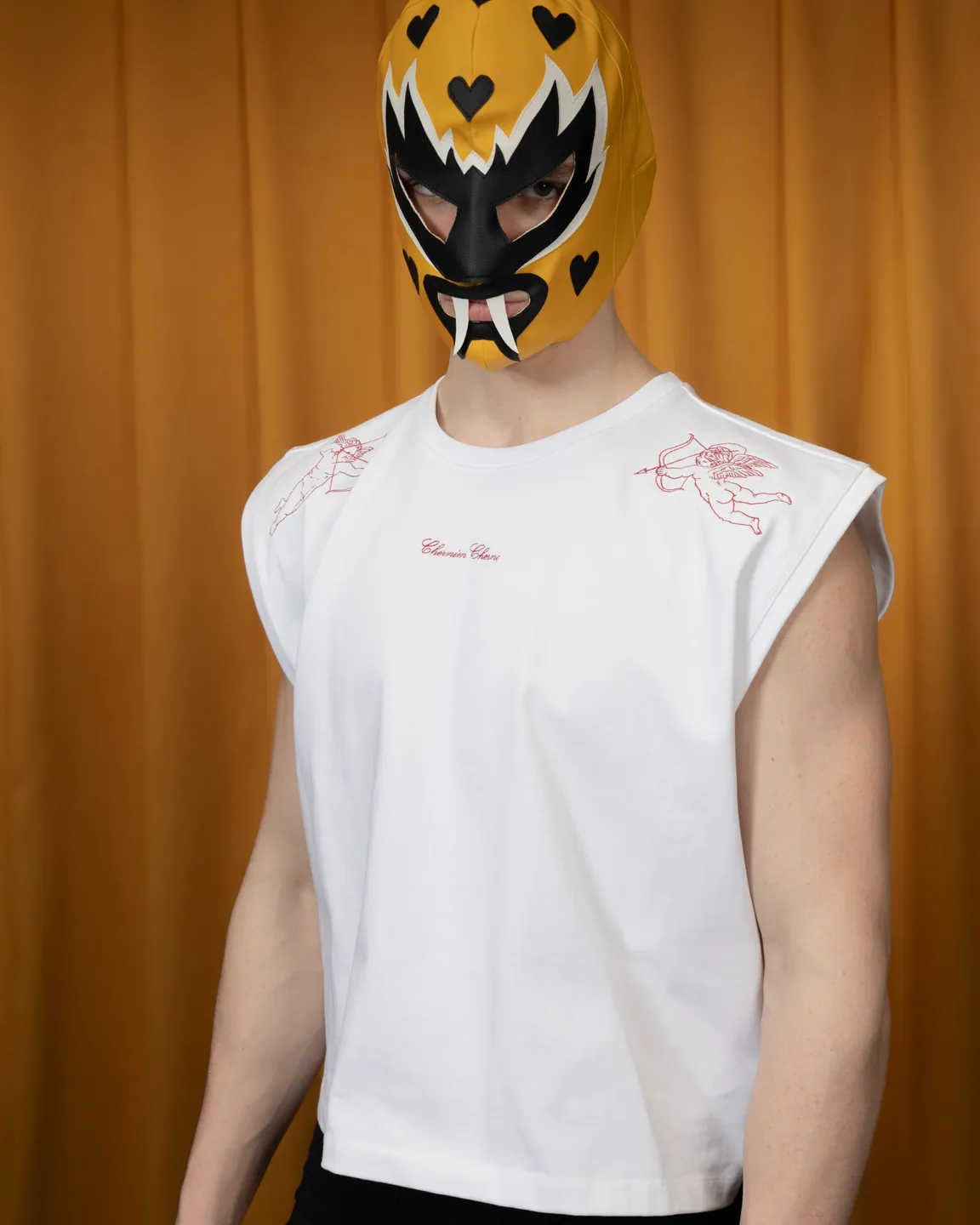 Белая футболка без рукавов 