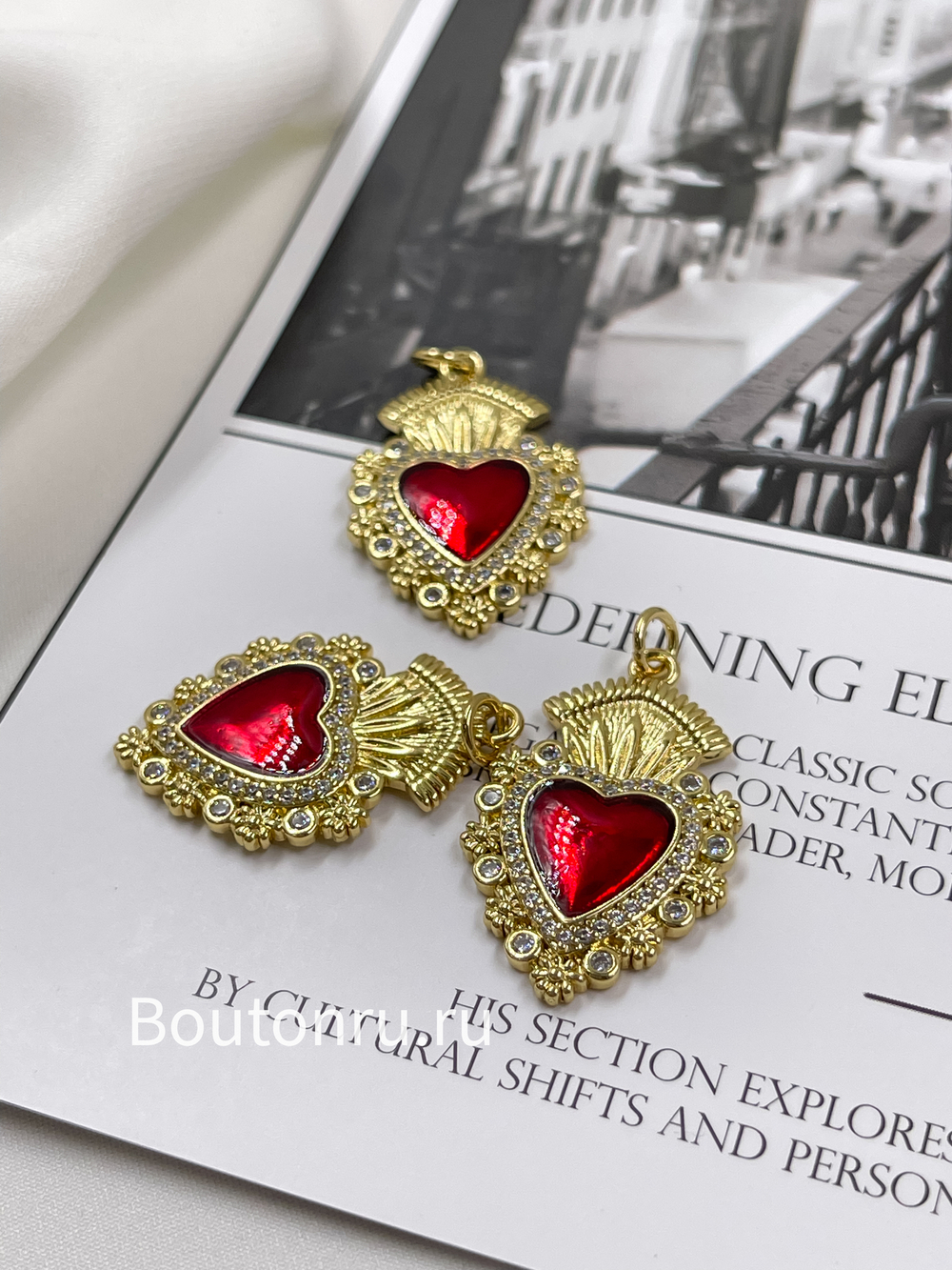 Подвеска "Пылающее сердце" со стразами золотистая