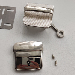 Замок-защелка портфельный на винтах 42*40 Серебро