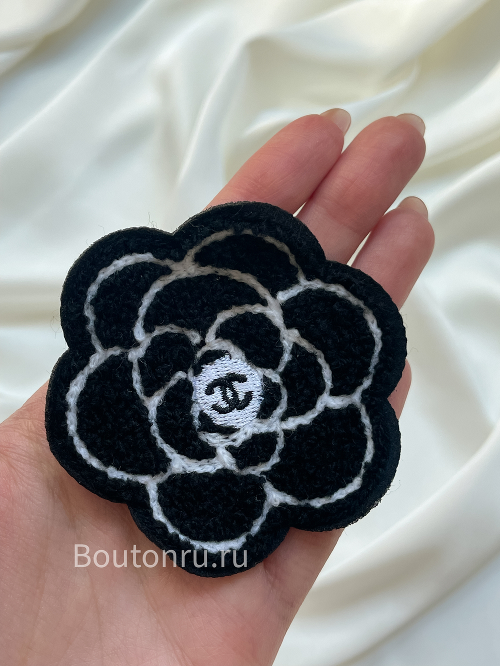 Нашивка Шан. махровая цветок белый с черным 7 см