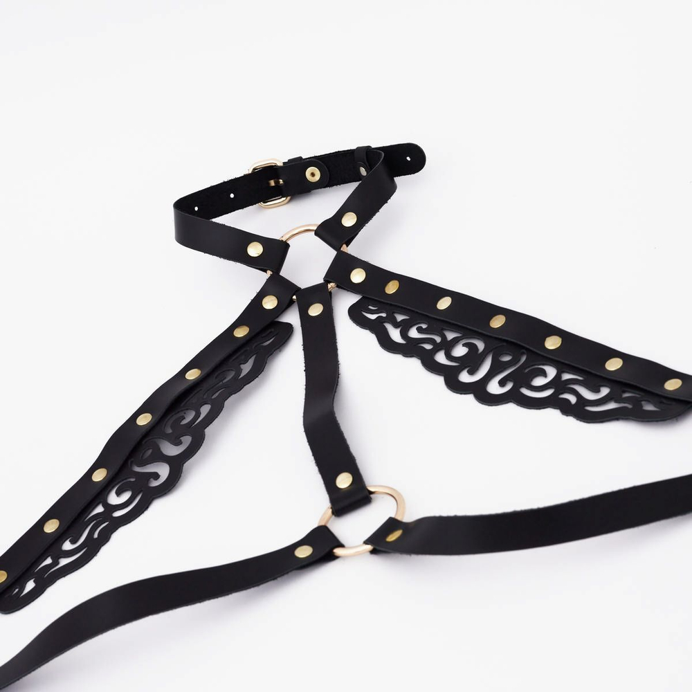 Черная кожаная портупея с резными элементами