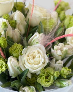 Букет с розами Плая Бланка, лизиантусом и пионовидными тюльпанами Пэррот