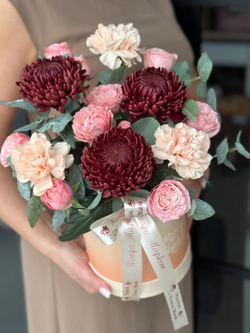 Изысканное сочетание хризантем Бигуди, диантусов, кустовых пионовидных роз и эвкалипта в композиции от Флора Маркет