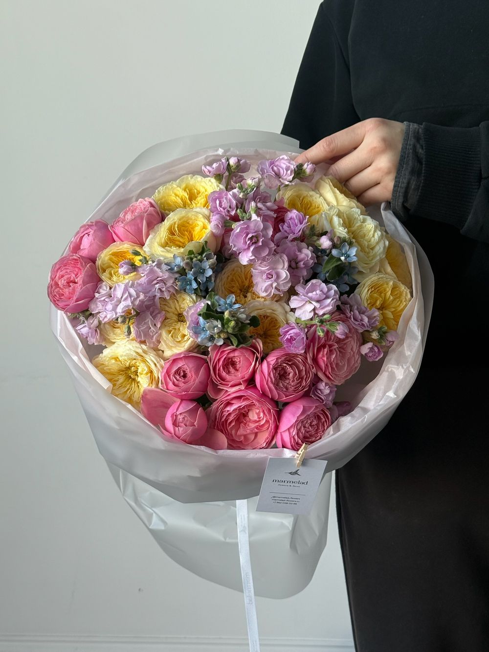 Сборный букет из кустовых пионовидных роз, оксипеталума и маттиолы в розовом оттенке