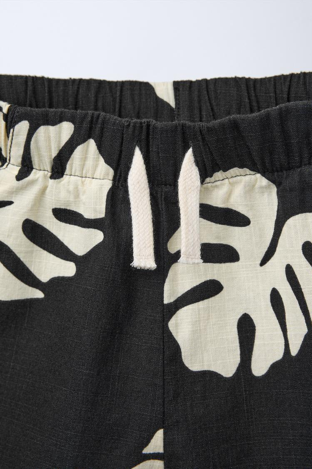 ZARA ШОРТЫ-БЕРМУДЫ С ПРИНТОМ, ЧЕРНЫЙ/ЭКРЮ