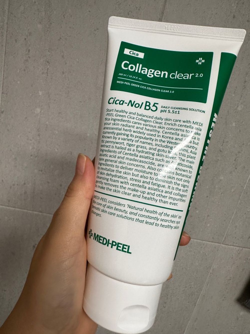 MEDI-PEEL Успокаивающая очищающая гель-пенка версия 2.0 Green Cica Collagen Clear 2.0 (300ml)
