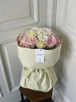 Букет из пионовидной розы, диантусов и хризантемы