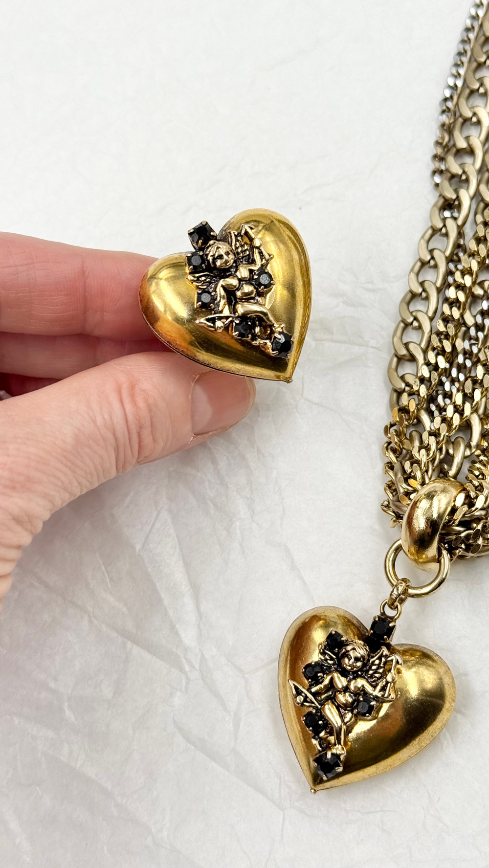 Кольцо дутое сердце с ангелом со стрелой и черными кристаллами, золото антик