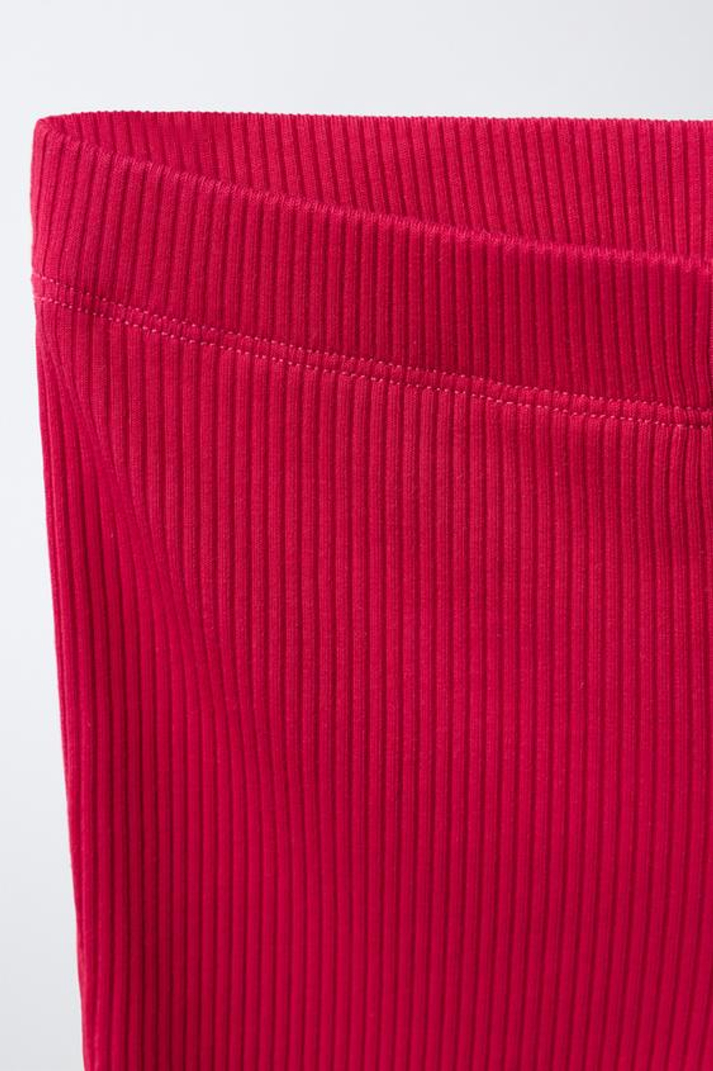 ZARA КОМПЛЕКТ ИЗ ФУТБОЛКИ В ПОЛОСКУ И ЛЕГИНСОВ-ВЕЛОСИПЕДОК, МАЛИНОВЫЙСИЯ