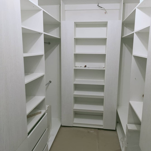 Угловой белый шкаф-гардероб с полками и выдвижными ящиками