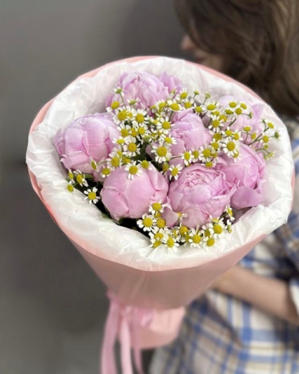 7 пионов "Сара Бернар" с ромашками