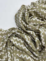 Шелк оливковый с белыми узорами