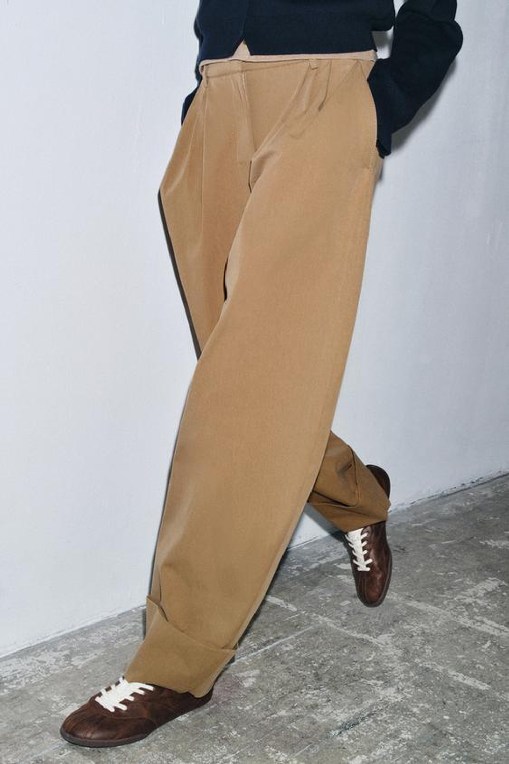 ZARA БРЮКИ ЧИНОС ИЗ КОЛЛЕКЦИИ ZW С ЗАЩИПАМИ, РЫЖЕВАТО-КОРИЧНЕВЫЙ