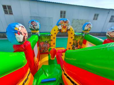 Коммерческий надувной батут "Зверята на горке", 7*4*6 м