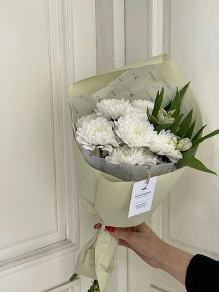 Кулёк с хризантемой и альстромерией