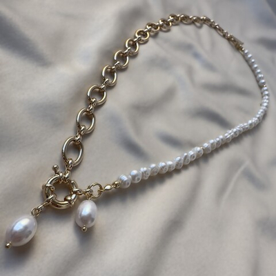 Колье «Золотой штрих» — жемчуг и позолоченная цепь