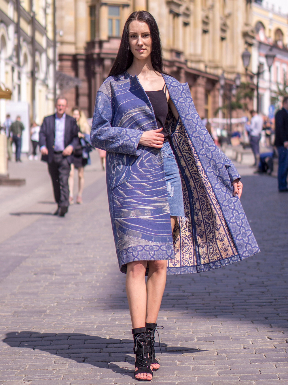 Пальто «Космогония» по мотивам иллюстраций из знаменитого трактата Андреаса Целлариуса "Гармония Макрокосмоса" (Harmonia Macrocosmica, созданном в середине XVII века.)