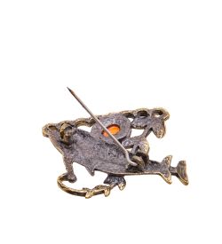 AM-3429 Брошь «Дельфины» (латунь, янтарь)