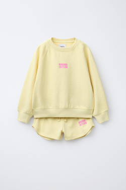 ZARA КОМПЛЕКТ ИЗ ТОЛСТОВКИ И ШОРТОВ С НАДПИСЬЮ, ЖЕЛТЫЙ