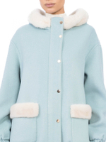 Женская голубая куртка-бомбер с белым меховым капюшоном