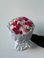 Букет из кустовых роз в ярком оттенке, диантусов, маттиолы и хризантемы