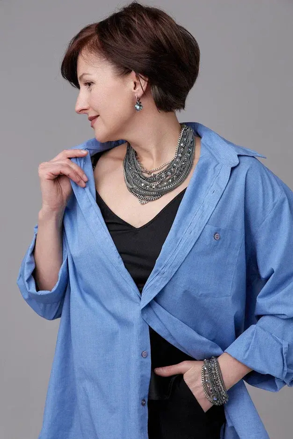 Колье многослойное из цепей и серых радужных квадратных кристаллов, оттенки графит и серебро