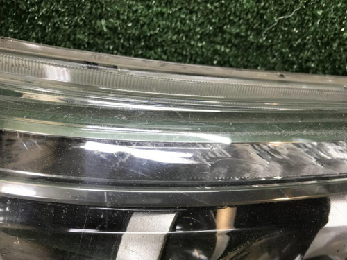 Битая Фара правая Toyota Hilux 8 (2015-2020) LED