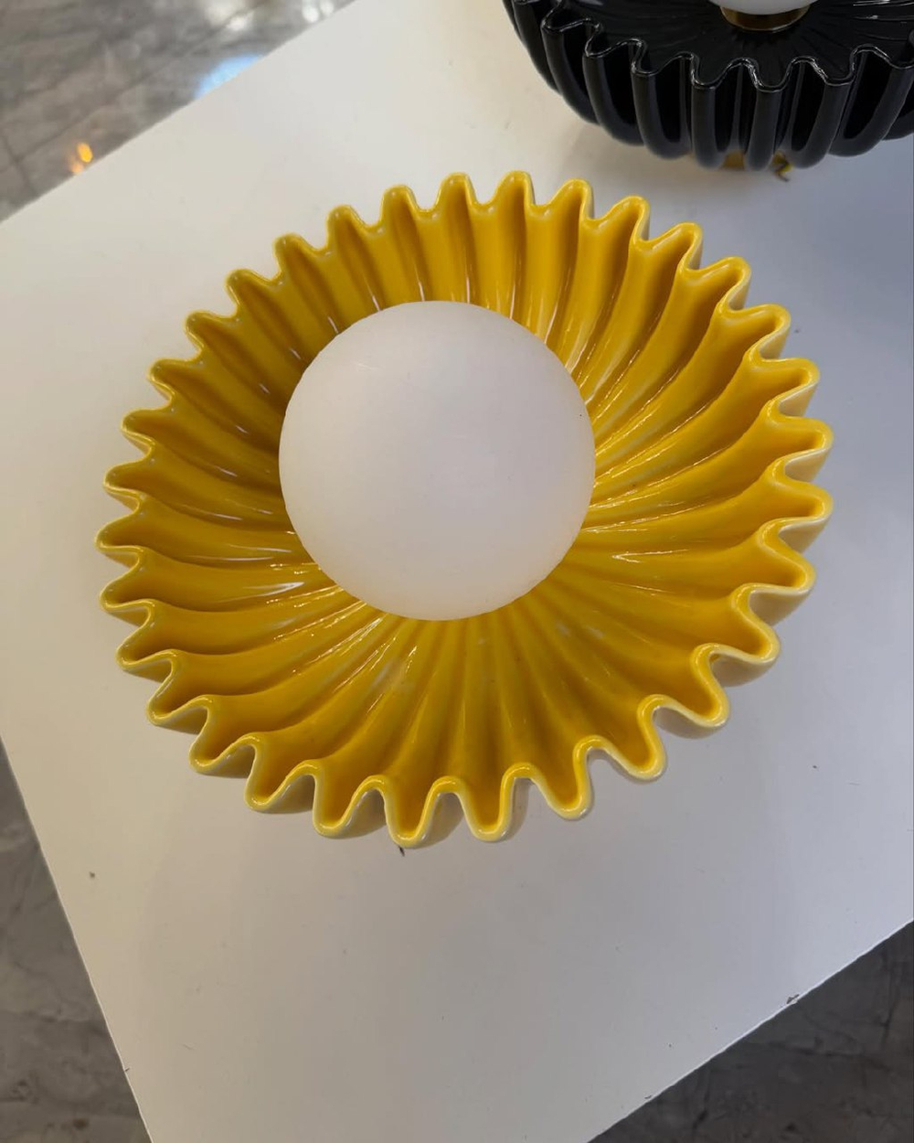 Керамические бра круглой формы в насыщенном тёмно-изумрудном и тёплом жёлтом цветах.