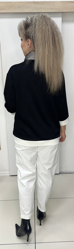 Трикотажный черный блузон с полосатым воротником