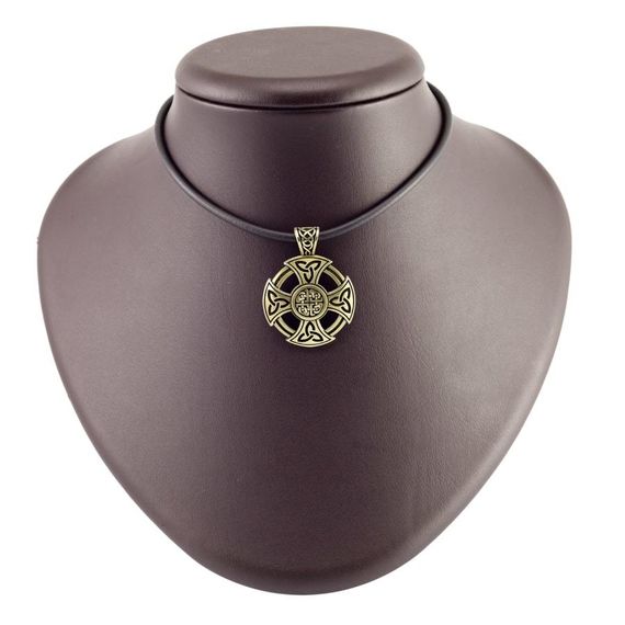 Фотография креста кельтов из бронзы на постаменте.