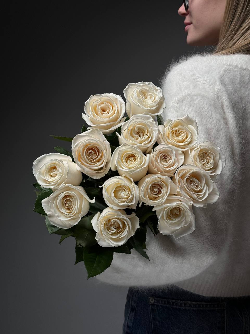 15 белых пионовидных роз