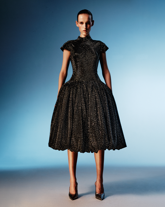 Платье миди из сетки с кристаллами и объемной юбкой