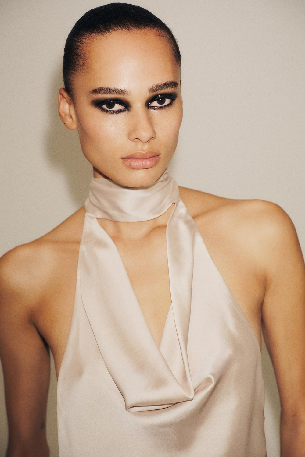 ZARA АТЛАСНЫЙ ТОП С ГОРЛОВИНОЙ ХАЛТЕР И БАХРОМОЙ, ПЕСОЧНЫЙ