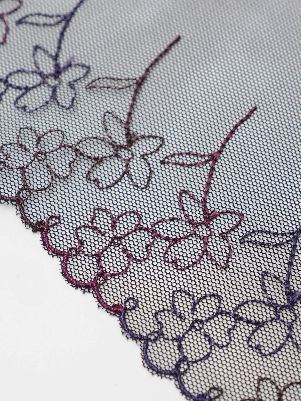 Вышивка на сетке черная с мультиколором неэластичная ширина 18 см ОТРЕЗ 1,6 м