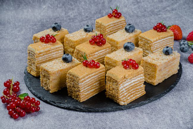 Сет пирожных &quot;Классика вкусов: Медовик и Наполеон&quot;, 12 шт.