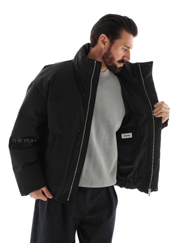 Короткий пуховик черного цвета