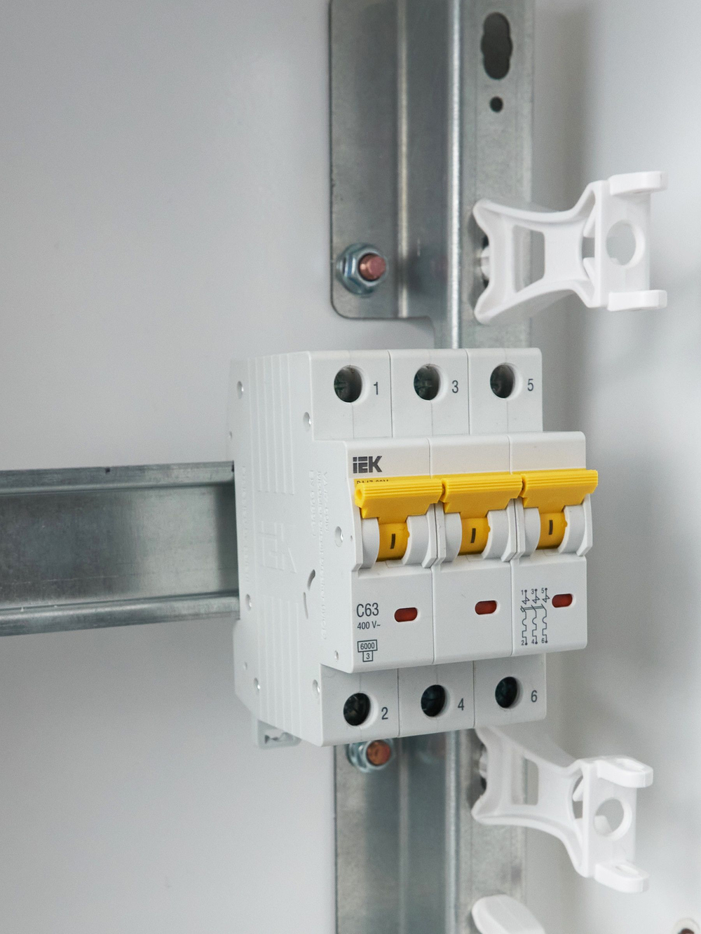KARAT Автоматический выключатель ВА47-60M 3P C 63А 6кА IEK