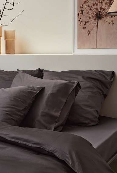 Простыня на резинке из премиального сатина темно-серого цвета из коллекции essential, 180х200х30 см