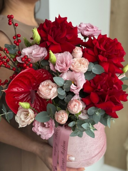 Роскошное сочетание красных французских роз, эустомы, пионовидных кустовых роз и декоративной зелени в композиции от Флора Маркет