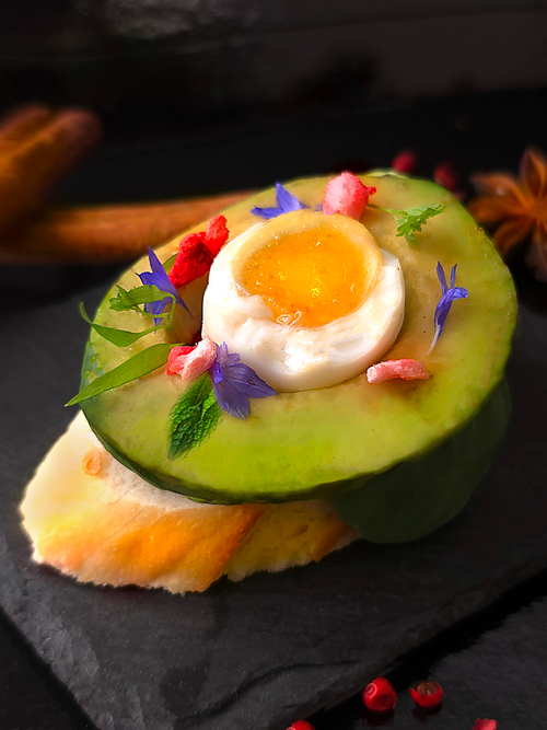 Веган Брускетт с авокадо и перепелиным яйцом