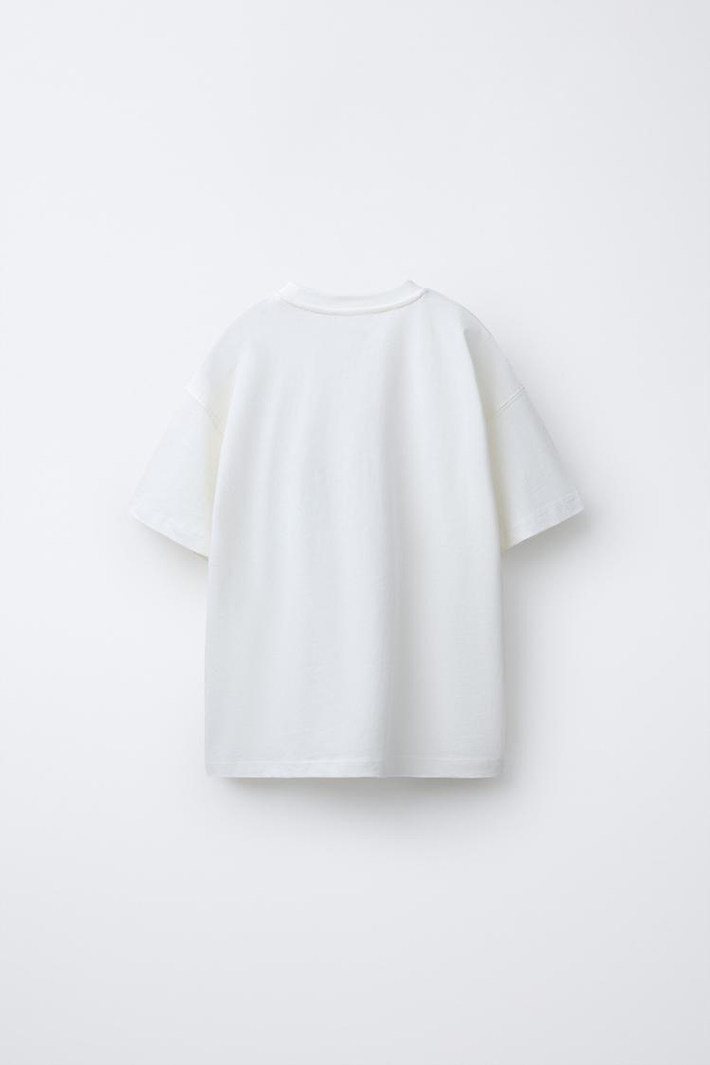 ZARA ФУТБОЛКА С ПРИНТОМ ГРАФФИТИ, ЭКРЮ