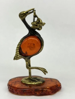 Бронзовая статуэтка на янтаре