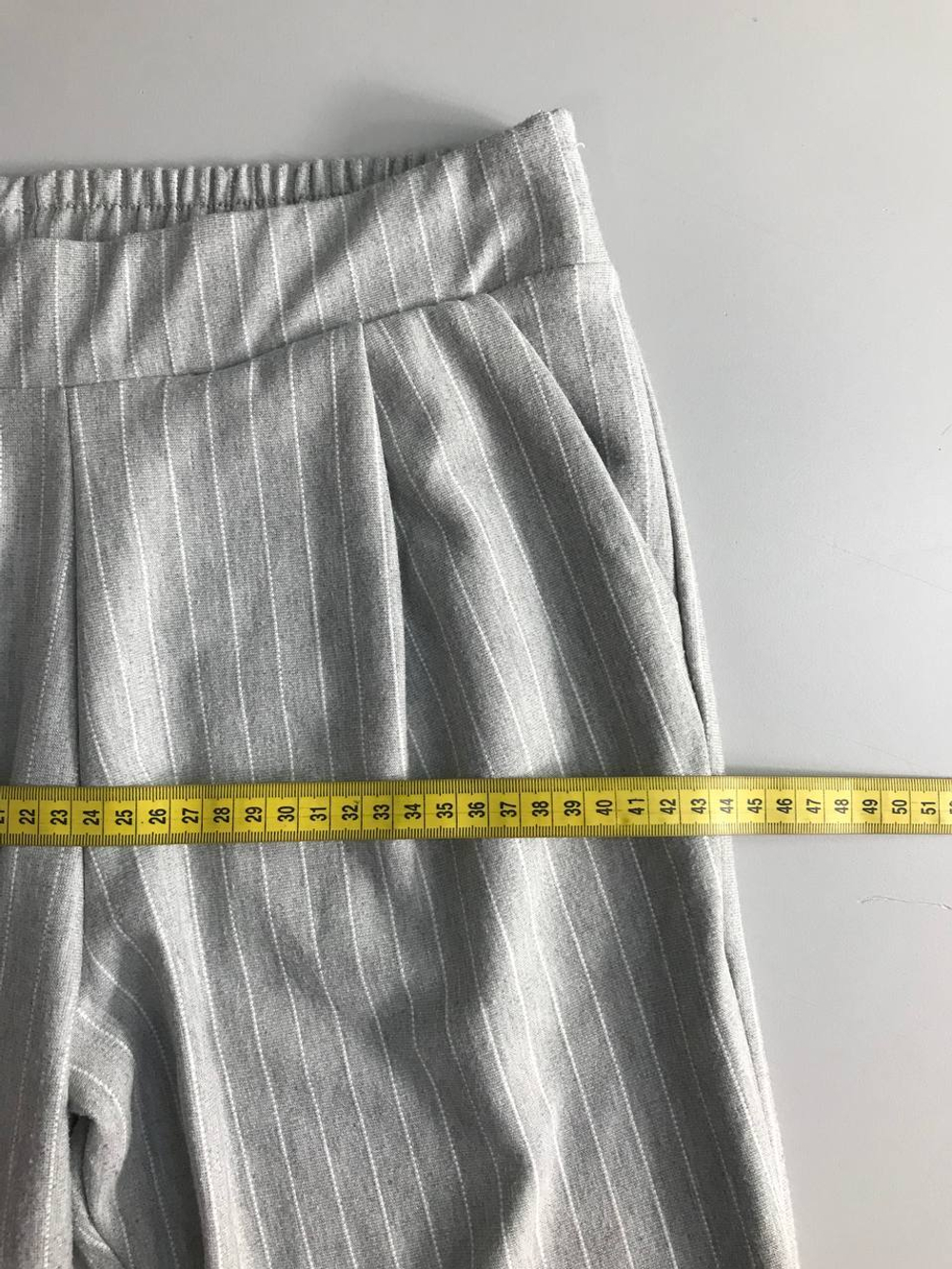 Брюки базового цвета в полоску, визуально на 44 размер
