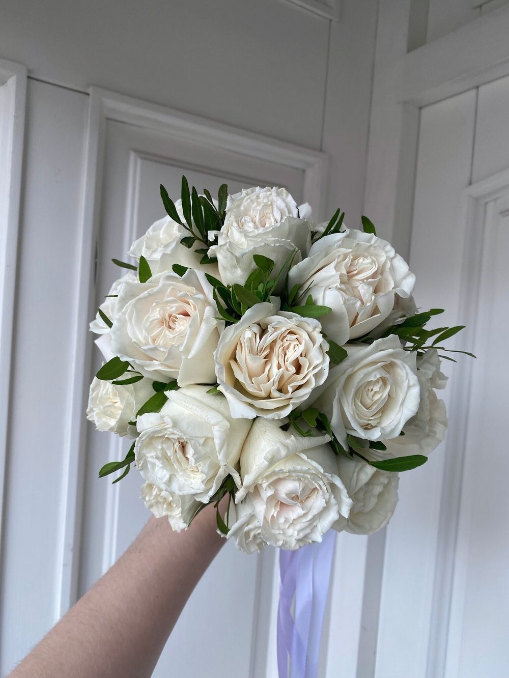 Свадебный букет из одноголовых роз и зелени