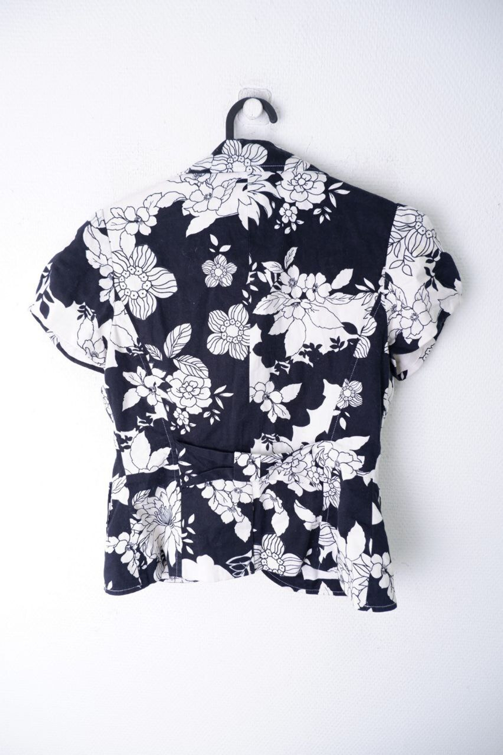 Жакет MissCode с цветами 46 размер