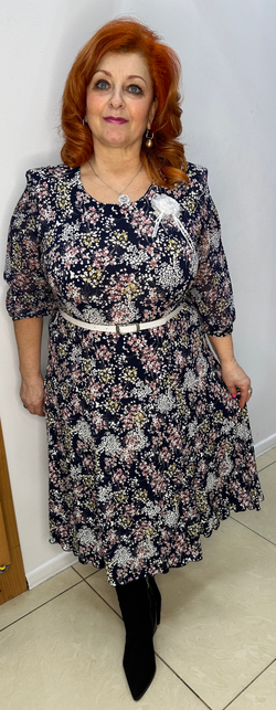 Трикотажное цветное платье с брошью и пояском