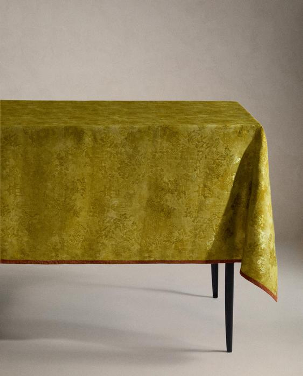 ZARA HOME - MARISA BERENSON ДВУСТОРОННЯЯ АТЛАСНАЯ СКАТЕРТЬ, КОРАЛЛОВЫЙ